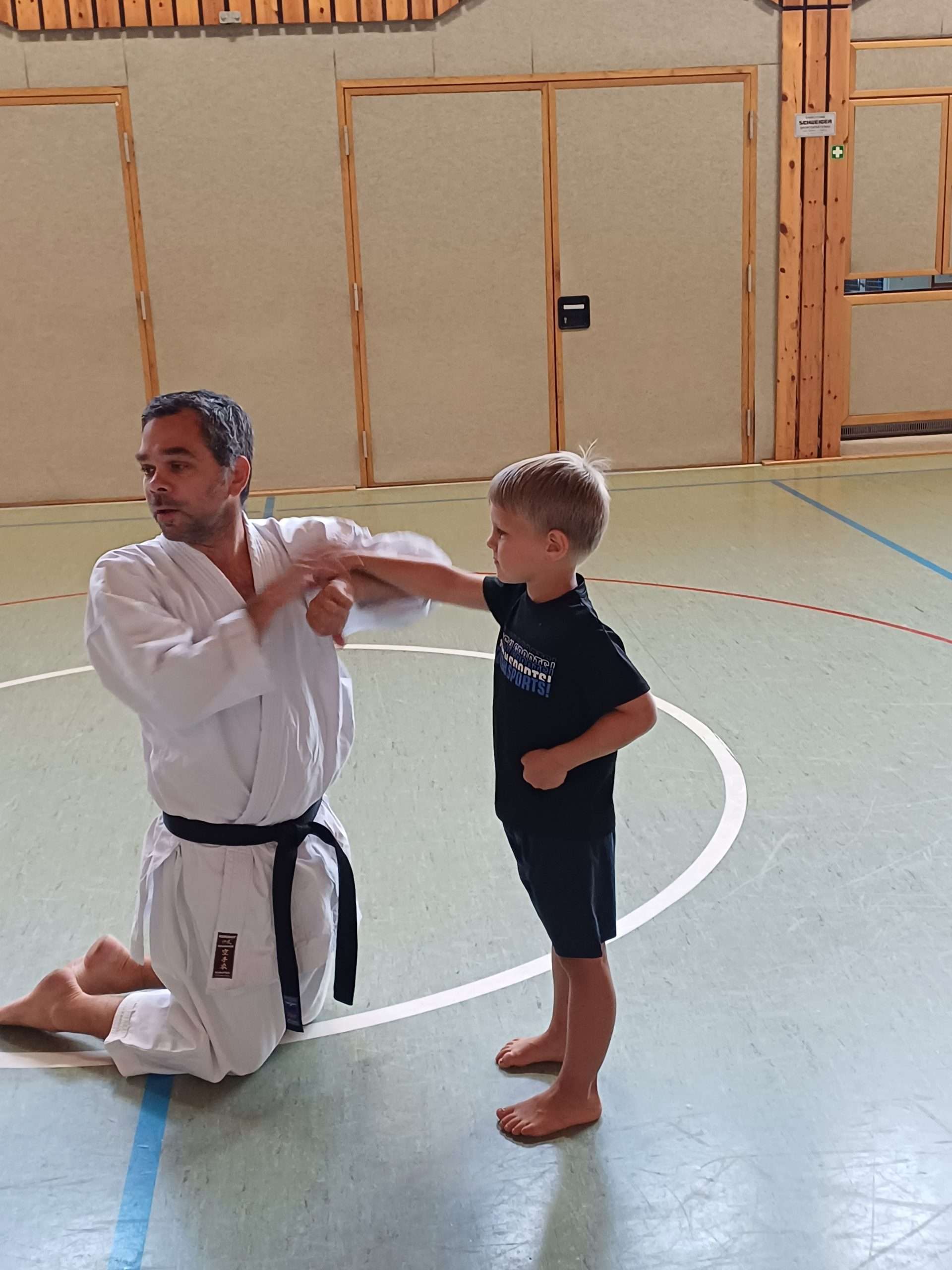 Wir lernen eine neue Sportart kennen. KARATE